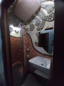 La salle de bains est pourvue d'un lavabo et d'un miroir. dans l'établissement apartamento 3 corazones, à Punta Umbría