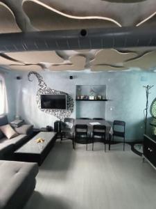 - un salon avec un canapé et une table dans l'établissement apartamento 3 corazones, à Punta Umbría