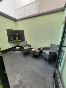 une pièce vide avec des chaises, une table et une étagère dans l'établissement apartamento 3 corazones, à Punta Umbría