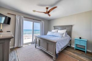 een slaapkamer met een bed en uitzicht op de oceaan bij Seashore's Best in North Topsail Beach
