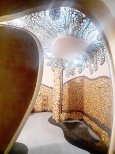 apartamento 3 corazones في بونتا أومبريا: غرفة مع طاولة مع مصباح وسقف
