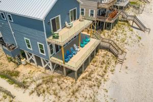 een luchtzicht op een huis op het strand bij Seashore's Best in North Topsail Beach