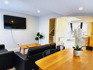 - un salon avec un canapé et une table dans l'établissement U Suites on Rongotai Rd, à Wellington