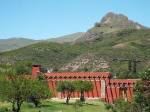 Una imagen general de la montaña o una montaña tomada desde el complejo de cabañas