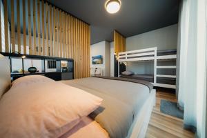 een slaapkamer met 2 bedden en een stapelbed bij Cosy apartment in Divača