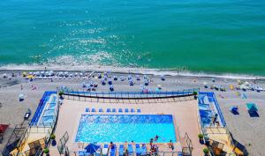 - une vue sur la plage et la piscine dans l'établissement Kvariati beach, à Kvariati