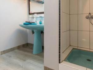 ein Badezimmer mit einem blauen Waschbecken und einer Dusche in der Unterkunft Gîte Bouvron, 6 pièces, 11 personnes - FR-1-306-838 in Bouvron