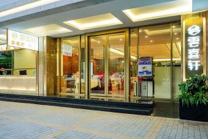 una tienda frente a un edificio con ventanas de cristal en Guangdong Baiyun City Hotel en Cantón