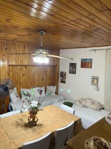 sala de estar con mesa y sofá en La casa de la Abuela en San Rafael