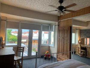 Giường trong phòng chung tại Family Holiday Home +62 ảnh