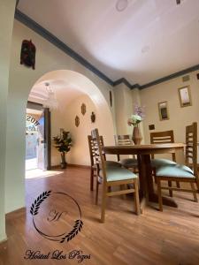 波托西的住宿－Hostal Los Pozos，一间带木桌和椅子的用餐室