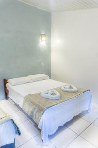 1 dormitorio con 2 camas y una luz en la pared en Pousada Vila Jeri, en Jericoacoara