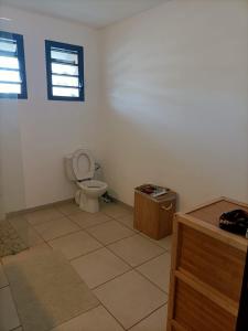 ein Bad mit WC in einem Zimmer in der Unterkunft Beau T3 proche plage secteur Montabo à Cayenne in Cayenne