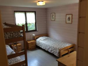 拉布雷斯的住宿－Gîte La Bresse, 5 pièces, 11 personnes - FR-1-589-86，一间卧室配有两张床和一张双层床。
