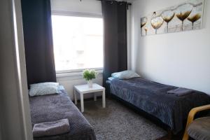 Un pat sau paturi într-o cameră la Oulu city center 4-room apartment Parking