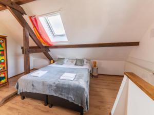 Schlafzimmer mit einem Bett und einem Fenster in der Unterkunft Wonderful holiday home in Elsenborn with garden in Elsenborn
