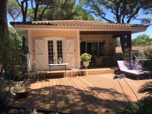 a pergola with a table and a couch on a patio at chalet in Provence near the beaches of Pampelonne in Grimaud