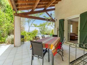 un patio con mesa y sillas. en Lovely villa in Limoux with private pool, en Limoux