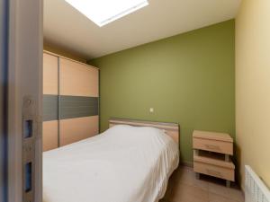ブレーデネにあるApartment Bredeneの緑の壁のベッドルーム1室(白いベッド1台付)