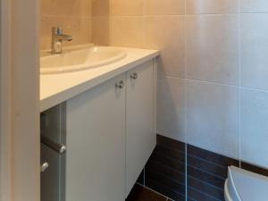 Et badeværelse på Bright Coastal Stay in Bredene + 33 billeder