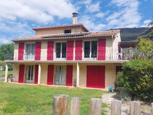 een oud huis met rode en witte verf bij villa with private swimming pool in Roquebrun