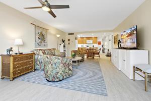 Maui Kaanapali Villas A209 في كانابالي: غرفة معيشة مع أريكة وتلفزيون
