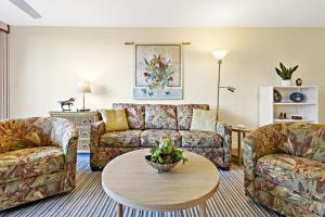 Maui Kaanapali Villas A209 في كانابالي: غرفة معيشة مع كنب وطاولة +27 صورة