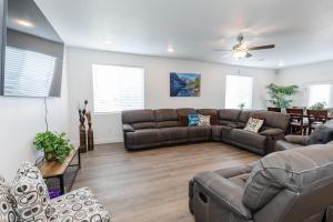 Χώρος καθιστικού στο Bear Lake Escape - Full home all amenities included - Stay with us and make memories!