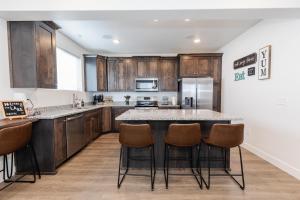 Η κουζίνα ή μικρή κουζίνα στο Bear Lake Escape - Full home all amenities included - Stay with us and make memories!