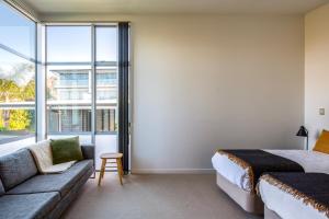 Гостиная зона в Cable Bay Luxury 2 Bedroom Surf Villa