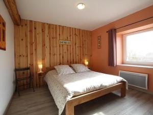 Schlafzimmer mit einem Bett und einem Fenster in der Unterkunft Gîte Boisset, 5 pièces, 12 personnes - FR-1-582-246 in Boisset