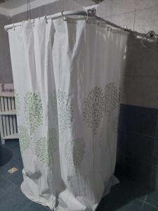 una cortina de ducha con un patrón de planta en Pilpilcura en Dina Huapi