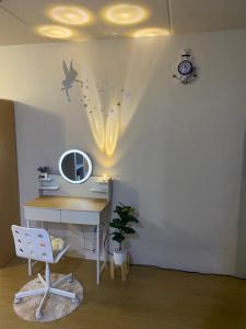 a room with a desk and a clock on the wall at PTJ Style Condotel คอนโดเมืองทอง in Ban Bang Phang