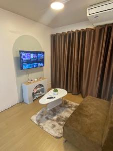 TV a/nebo společenská místnost v ubytování PTJ Style Condotel คอนโดเมืองทอง