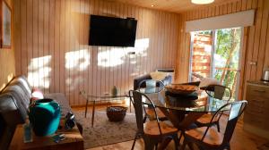Μια τηλεόραση ή/και κέντρο ψυχαγωγίας στο Cabañas Loft Alto Arrayan Cochamó