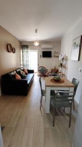 a living room with a couch and a table at Apartamento Playa de Monte Gordo in Monte Gordo