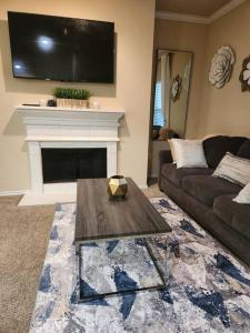 a living room with a couch and a coffee table at LUX COMFORT in Arlington