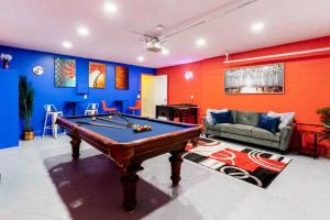 ein Wohnzimmer mit einem Billardtisch in der Unterkunft The Pelican/Pool/HotTub/GameRoom in Brandon