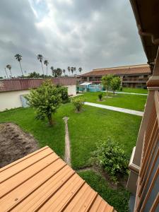 uma vista para um pátio com um edifício em Lone Star Inn & Suites em Harlingen