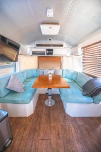 Secluded Airstream with Hot Tub, Wifi, BBQ, AC tesisinde bir oturma alanı