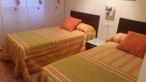 ein Hotelzimmer mit 2 Betten in einem Zimmer in der Unterkunft Apartamento Carabuxeira 1 in Sanxenxo