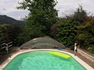 una gran piscina de agua verde en un patio en Gîte Rupt-sur-Moselle, 4 pièces, 6 personnes - FR-1-589-387, en Rupt-sur-Moselle