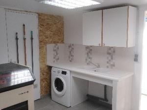 kuchnia z pralką w pokoju w obiekcie Gîte loft au bord de la Meuse avec jardin, terrasses et activités variées à Vilosnes-Haraumont - FR-1-585-81 w mieście Vilosnes-sur-Meuse