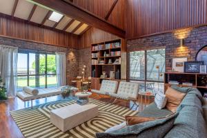 Un lugar para sentarse en Summer of 81 I Private Properties