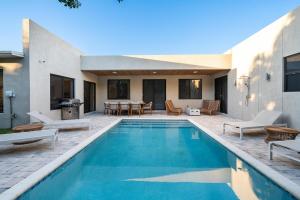 una piscina en el patio trasero de una casa en Villa RendezVous- Stunning 4BDR with Pool by VIAC, en Fort Lauderdale