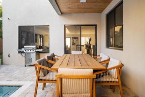 comedor con mesa de madera y sillas en Villa RendezVous- Stunning 4BDR with Pool by VIAC, en Fort Lauderdale