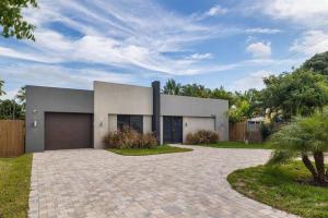 een groot wit huis met een oprit bij Villa RendezVous- Stunning 4BDR with Pool by VIAC in Fort Lauderdale