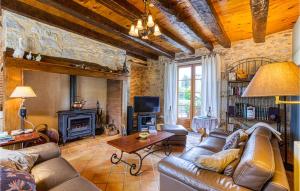 - un salon avec un canapé et une cheminée dans l'établissement Amazing Home In Creysse With Wifi, à Creysse