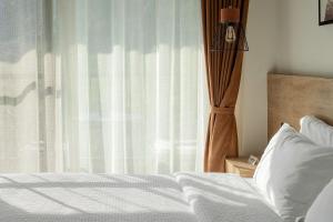 a bedroom with a bed and a window at National Forest Park(Yangjiajie ) MINI Inn in Zhangjiajie