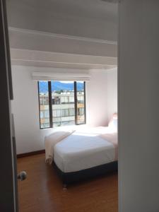Voodi või voodid majutusasutuse Habitación con cama doble y baño privado, para descansar toas